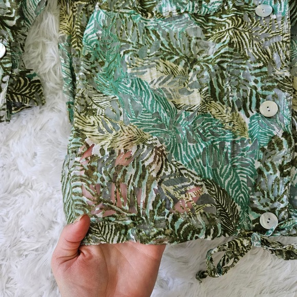 Hearts‎ of Palm Women's Green Palm Print Semi Sheer Button Up Top. Size 8 - Picture 2 of 7
